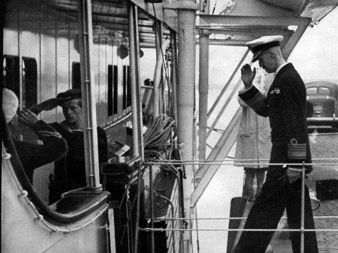 Kong Haakon går om bord i Kongeskipet i 1948. Foto: Scanpix